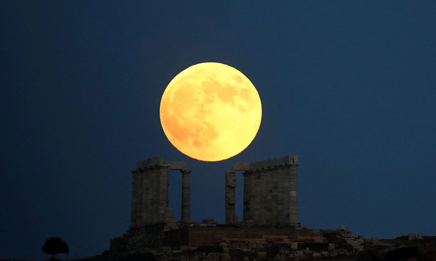 Spektakli i “Hënës së përgjakur” nëpër botë (FOTO)