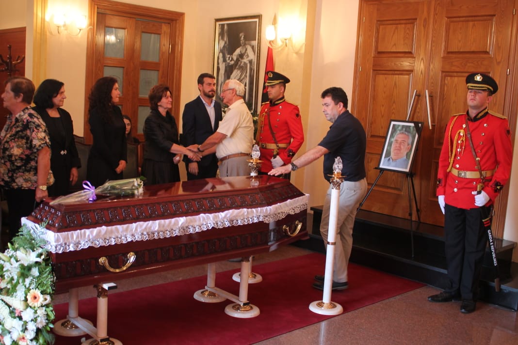 Ndarja nga jeta e Luan Hajdaragës, nisin homazhet në Kuvendin e Shqipërisë