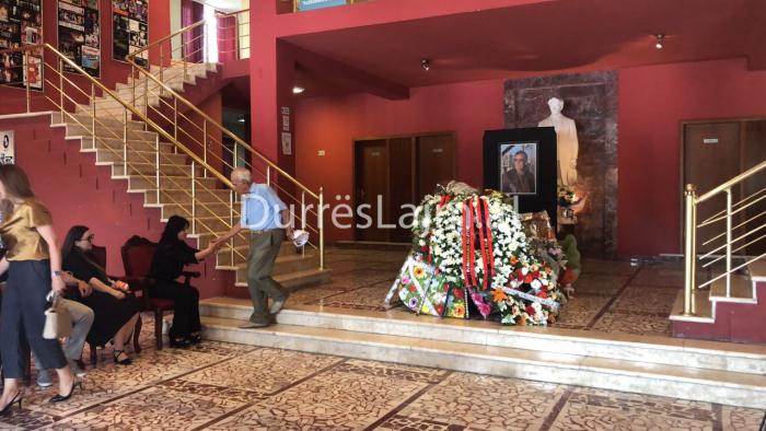 Artistë dhe personalitete nga e gjithë Shqipëria, në homazhe për Fadil Hasën (FOTO)