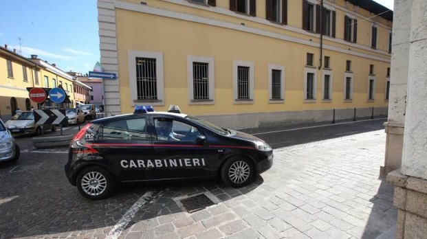 Qëlloi me armë xhaxhain e gruas, vetëdorëzohet shqiptari në Itali (EMRI)