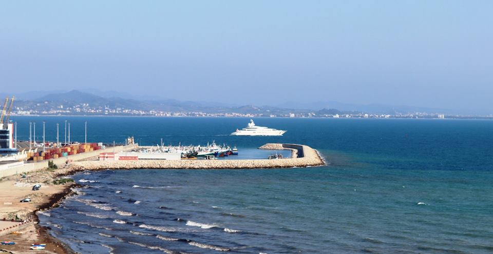 Numër i madh jahtesh luksoze të ankoruara në Durrës (FOTO)