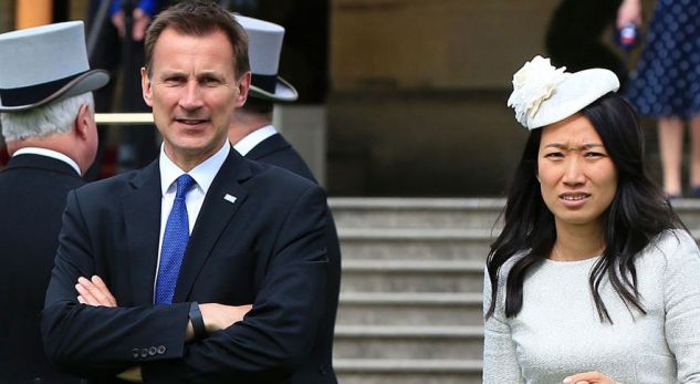 Kryediplomati ngatërron kombësinë e bashkëshortes!