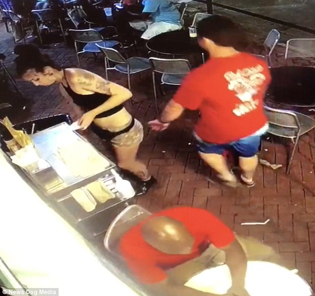 VIDEO/ Kamarierja rreh klientin pasi i preku të pasmet