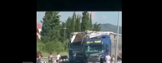 67-vjeçari nga Durrësi shkakton aksidentin e frikshëm, përplasen dy kamionë