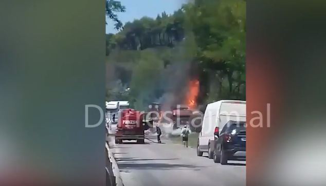 VIDEO/ Kamioni merr flakë në lëvizje, rëndohet trafiku