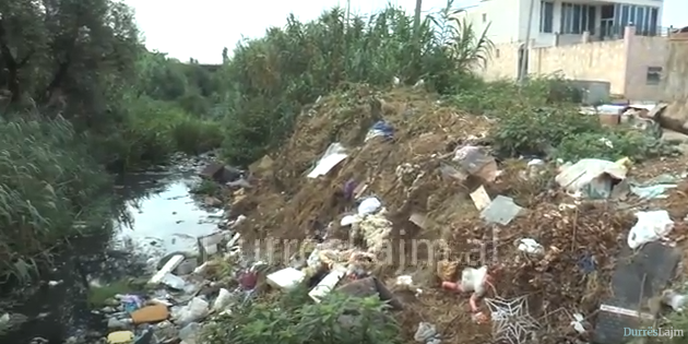 Ndotja e madhe që krijon ky kanal në Shkozet të Durrësit (VIDEO)