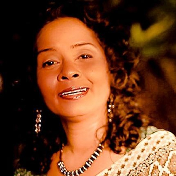 Këngëtarja gjendet e vrarë me gërshërë në shtëpi