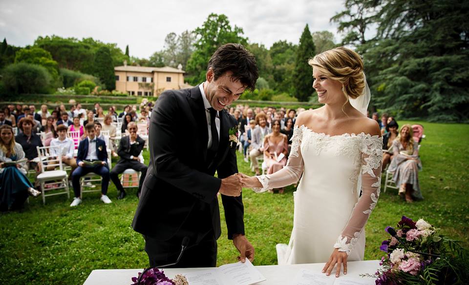 Dalin fotot e dasmës, Kledi Kadiu dhëndër përkrah bashkëshortes 18 vite më të re