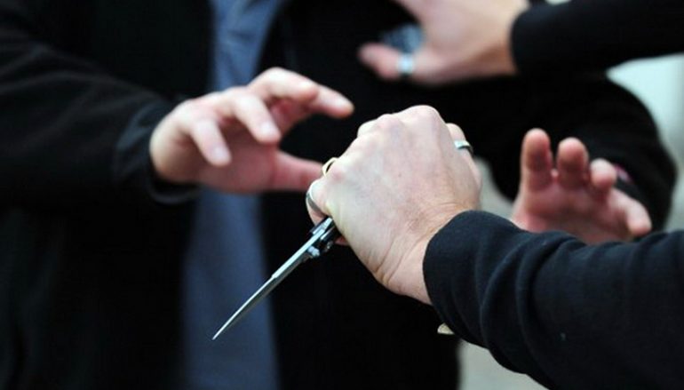 Sherr me thika, i riu tenton të vrasë 58-vjeçarin