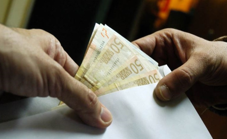 EMRAT/ Pranga policit në Durrës dhe avokatit, merrnin 2 mijë € për të ndikuar tek gjyqtarët e prokurorët