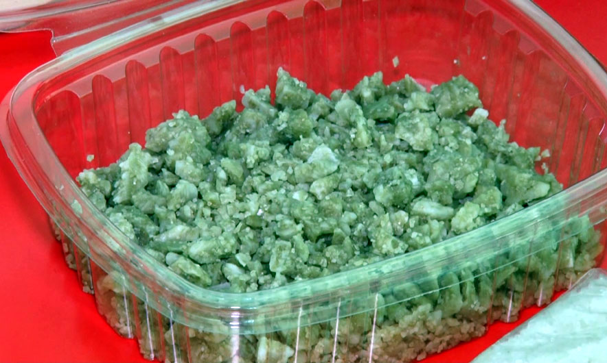 E ndaluar me ligj prej 10 vitesh, kripa e zezë vazhdon të shitet