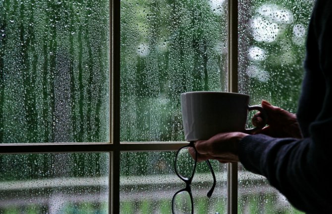 Arsyet se përse jeni të përgjumur kur bie shi