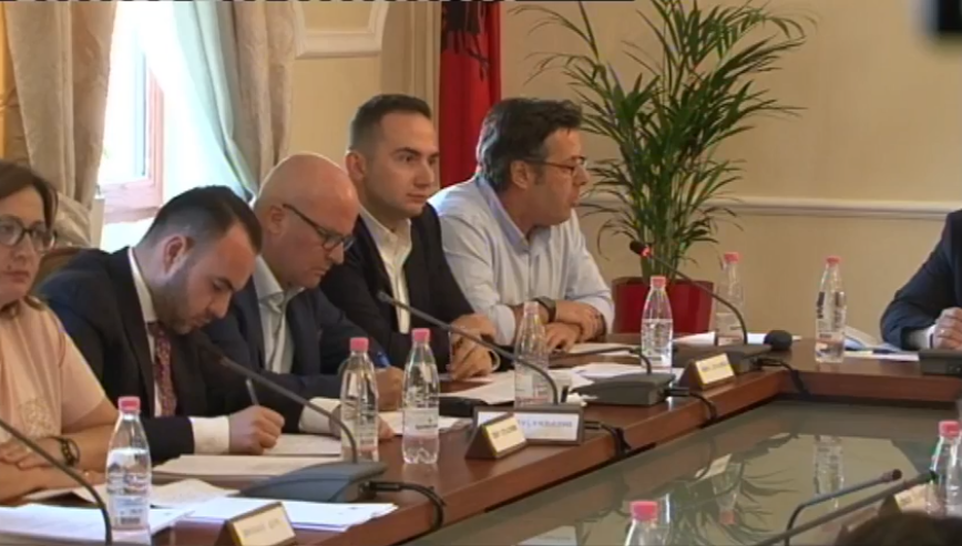 Sherr mes deputetëve, opozita sulmon Arta Markun në Komisionin e Ligjeve