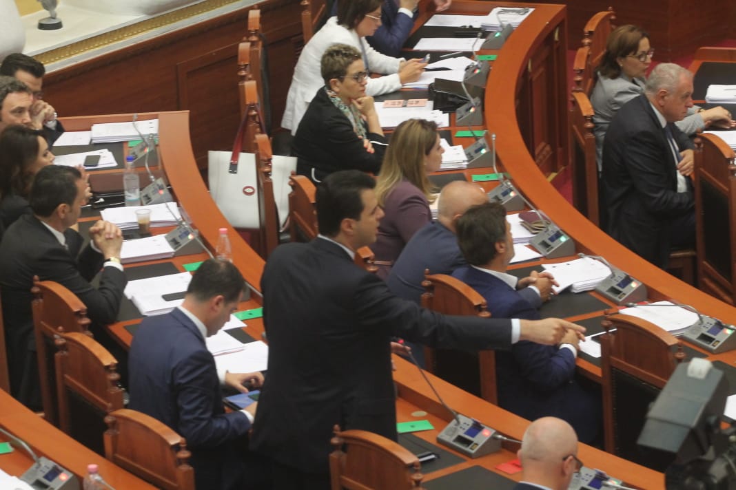 Opozita bojkoton seancën e sotme plenare, shkak ligji për Teatrin