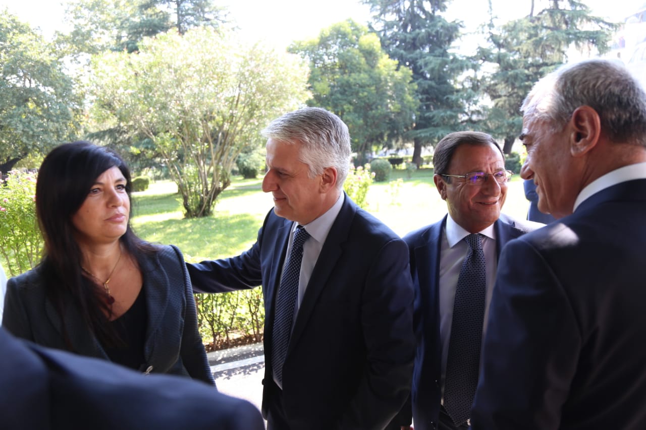 Jozefina Topalli rishfaqet në publik, bisedë të ngrohtë me Majkon e Ruçin