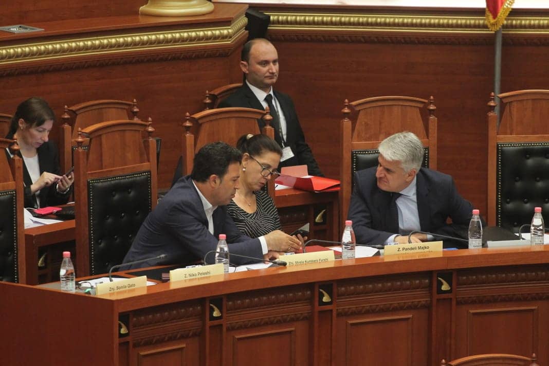 Pas debatit të ashpër me Ramën, ministri Majko kthehet në Kuvend (FOTO)