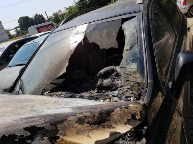 I vihet flaka makinës së stilistit të njohur shqiptar (VIDEO)