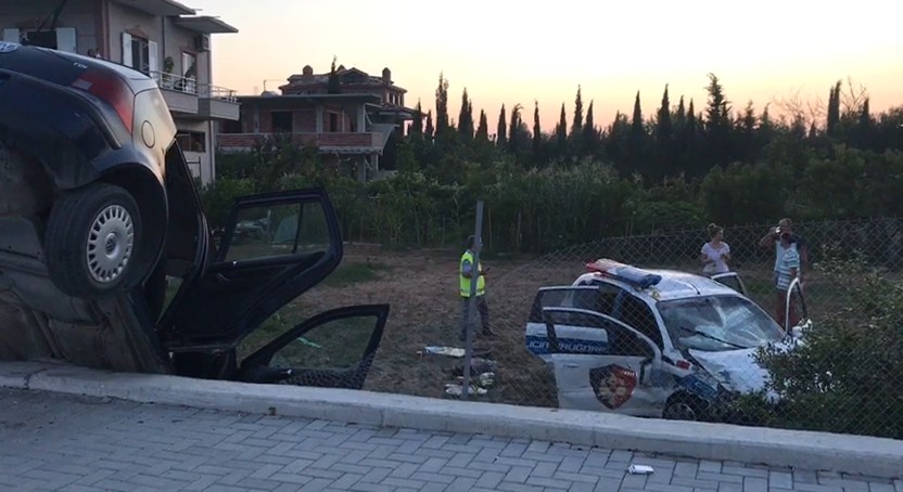 FOTO/ Volkswagen-i përplas makinën e policisë