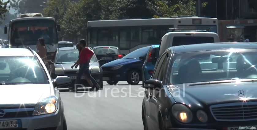 Sezoni turistik sjell trafik të rënduar në Durrës (VIDEO)
