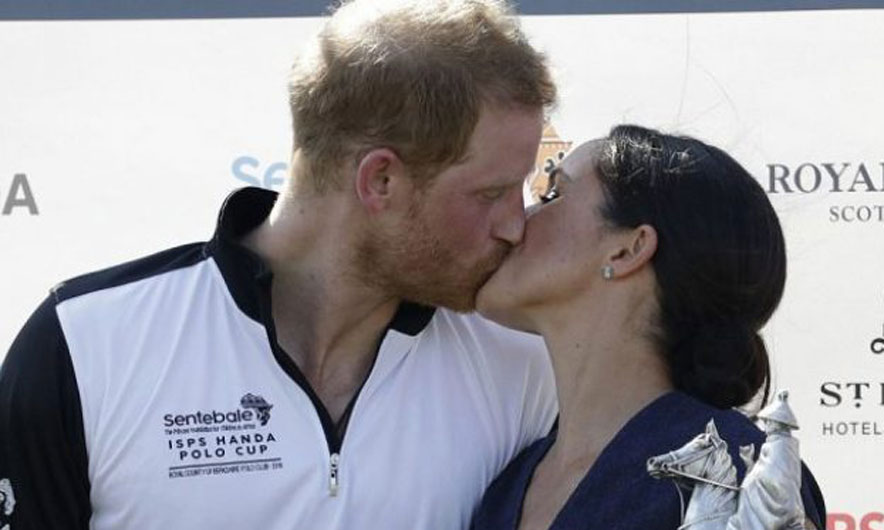 Meghan Markle thyen rregullat me një puthje