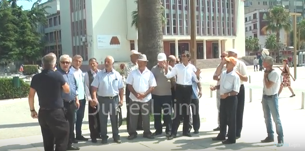 Minatorët e Durrësit protestojnë para Prefekturës (VIDEO)