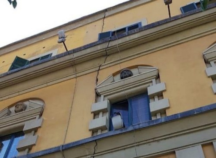 E frikshme, tërmeti çan në dysh godinën e Ministrisë së Bujqësisë (FOTO)