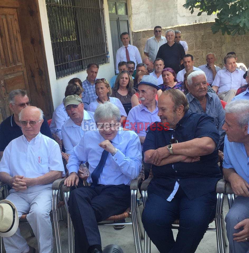 FOTO/ Fatos Nano fotografohet në aktivitet në Durrës, ja në krah të kujt