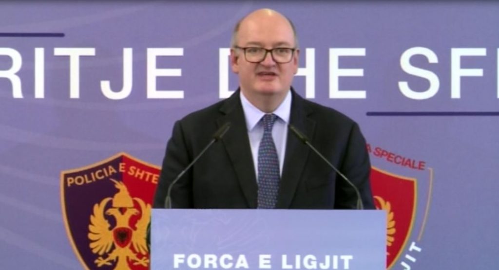 Ambasadori britanik: Peshqit e mëdhenj janë ende në oqean…