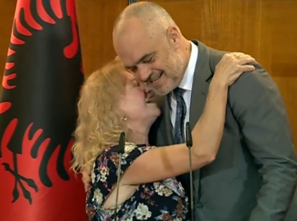 Iu zgjidh problemi me pronën, qytetarja përqafon Ramën: Më bëtë gruan më të lumtur në botë