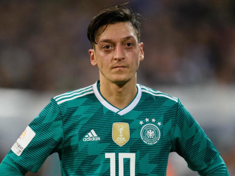 Ozil i jep fund me Gjermaninë, por largohet me lumë akuzash ndaj presidentit