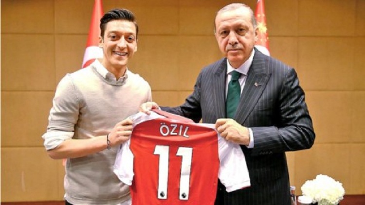 Ozil kthehet në problem diplomatik, mesazh i fortë nga qeveria turke