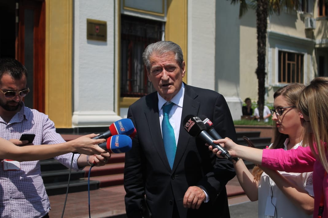 Berisha: Sollën në Kuvend ligjin për të ekzekutuar teatrin, kjo është vjedhje