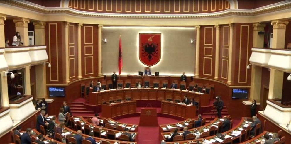 Debati për rivotimin e shembjes së Teatrit, Opozita braktis Kuvendin