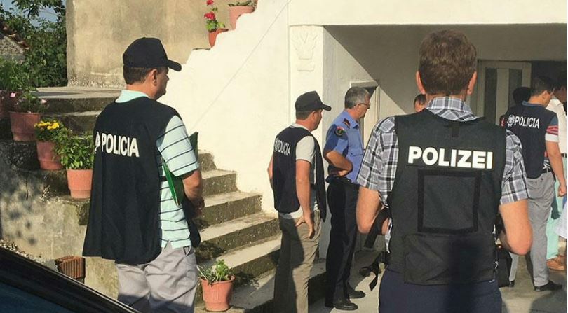 Operacion ndërkombëtar për goditjen e grupit kriminal, një në pranga (VIDEO)