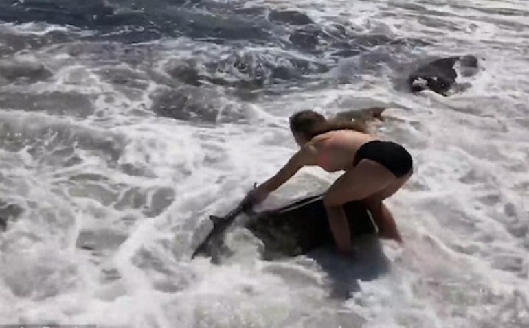 Adoleshentja kurajoze shpëton peshkaqenin e bllokuar mes shkëmbinjve (VIDEO)