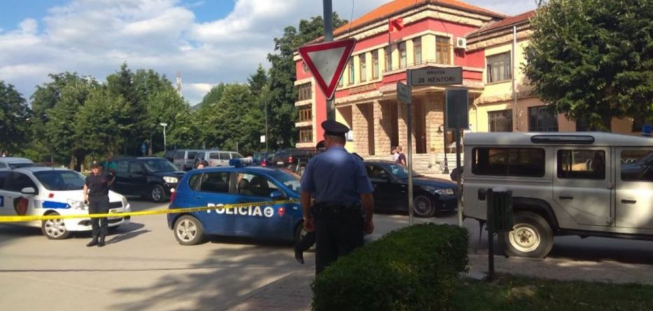 Në pranga autorët e plagosjes para bashkisë në Korçë, arrestohet edhe i plagosuri