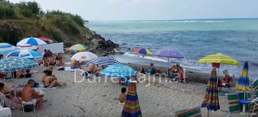 Durrës, shpëtohen 3 pushues nga mbytja, mes tyre një fëmijë