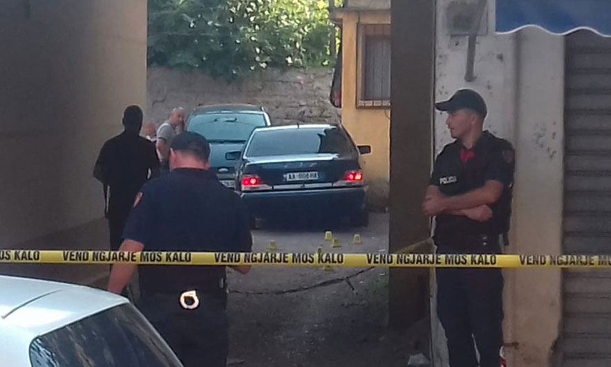 Ish-polici dhe gruaja e tij ekzekutohen me pistoletë brenda në makinë