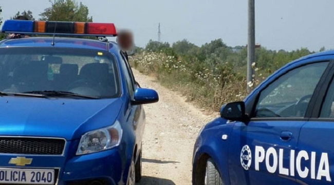 3 të rinj sulmojnë me sende të forta bashkëmoshtarin e tyre