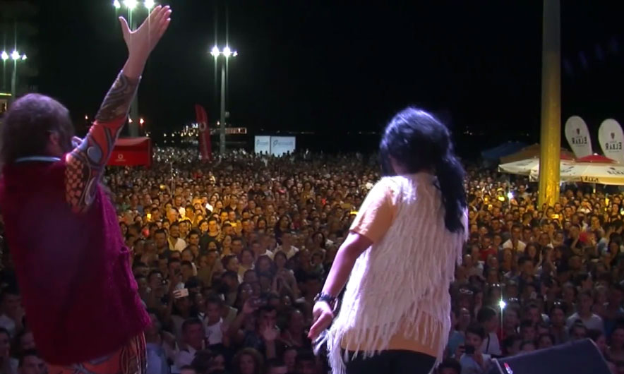 Humori zbret në Durrës; Verë dhe Portokalle mbledh qindra pushues