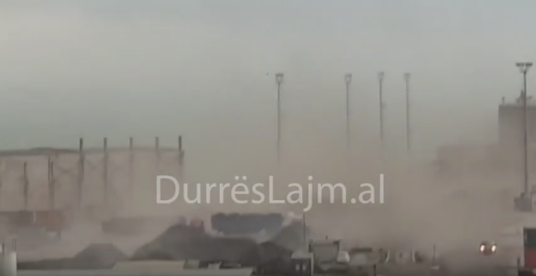 VIDEOLAJM/ Reja e pluhurit &#8220;vallëzon&#8221; në portin e Durrësit!