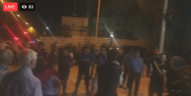 Rama vendos të shembë Teatrin, tension tek protestuesit (VIDEO)