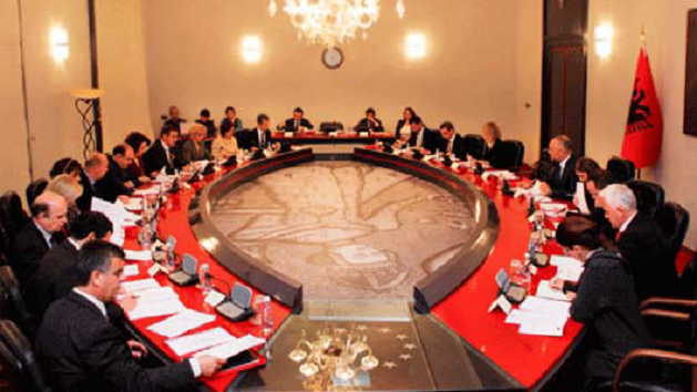 Tragjedia në Greqi/ Qeveria shqiptare jep 100 mijë euro ndihmë