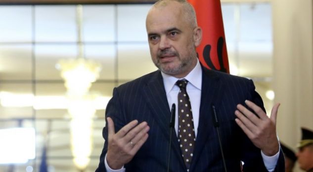 Rama publikon videon e pazakontë, këtë objekt nuk e ndan nga vetja!