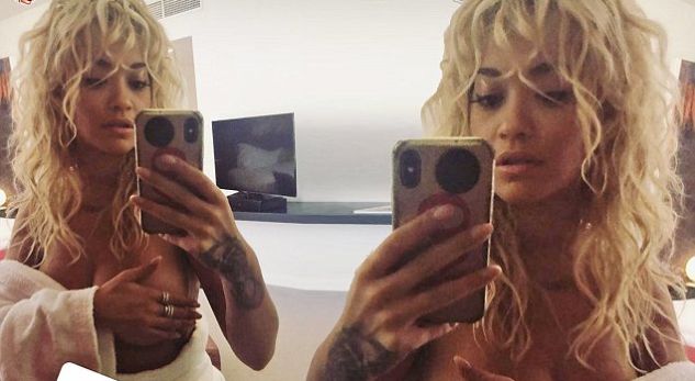 Rita Ora përshëndet fansat e zhveshur nga dhoma e hotelit