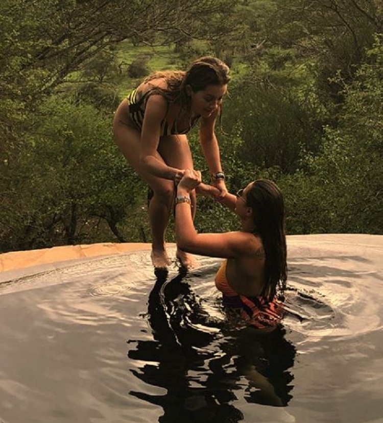 Fotoja që askush s’duhej ta shihte, shoqja e ngushtë duke i mbuluar gjoksin me dorë Rita Orës