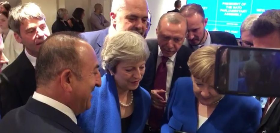 Rama i rreh shpatullat dhe ngushëllon Theresa May-n për humbjen e Anglisë (VIDEO)