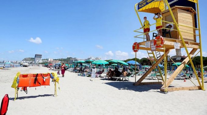 Rrezikuan mbytjen në det, shpëtohen dy të rinj nga rojet e plazhit