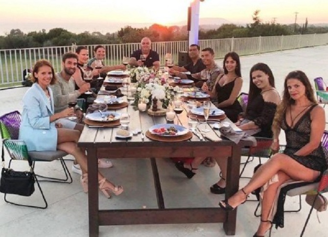 Ronaldo krejtësisht i kënaqur në resortin grek,  lë bakshishin e ‘çmendur’