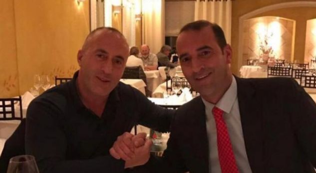 Kryeministri me vëllanë nxjerrin muskujt në pishinë (FOTO)